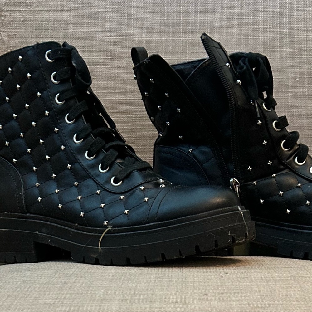 Black boots size 8. Circus.